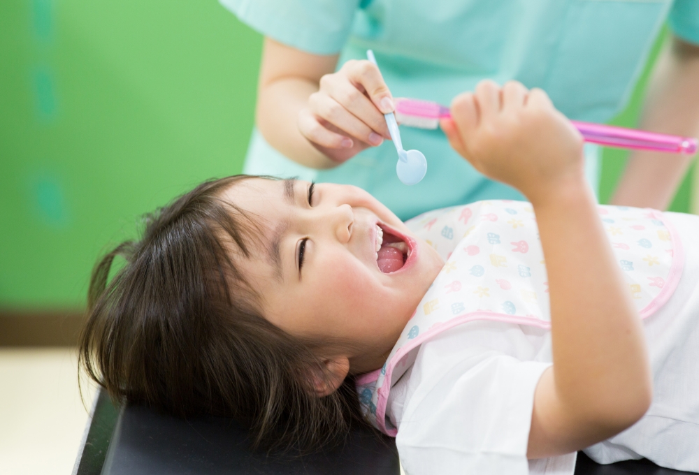 お子さんが慣れるまで、無理やり治療しません。